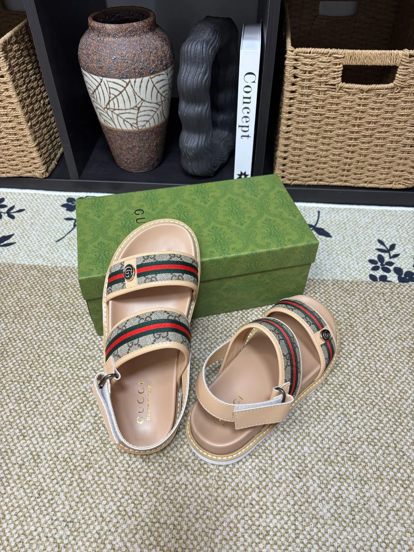 Factory 💰 300 yuan Gucci slippers] high-end men's shoes brand official website 1:1 latest masterpiece: original mold customization, the fabric is made of imported original materials, upgraded outsole, lighter and non-slip. The market's top quality, simple yet tasteful, a must-have for fashionistas, fashionable at your feet, full of confidence, the same style at the counter 👍The season of summer slippers is here. Code: 38-45 (45 customized)